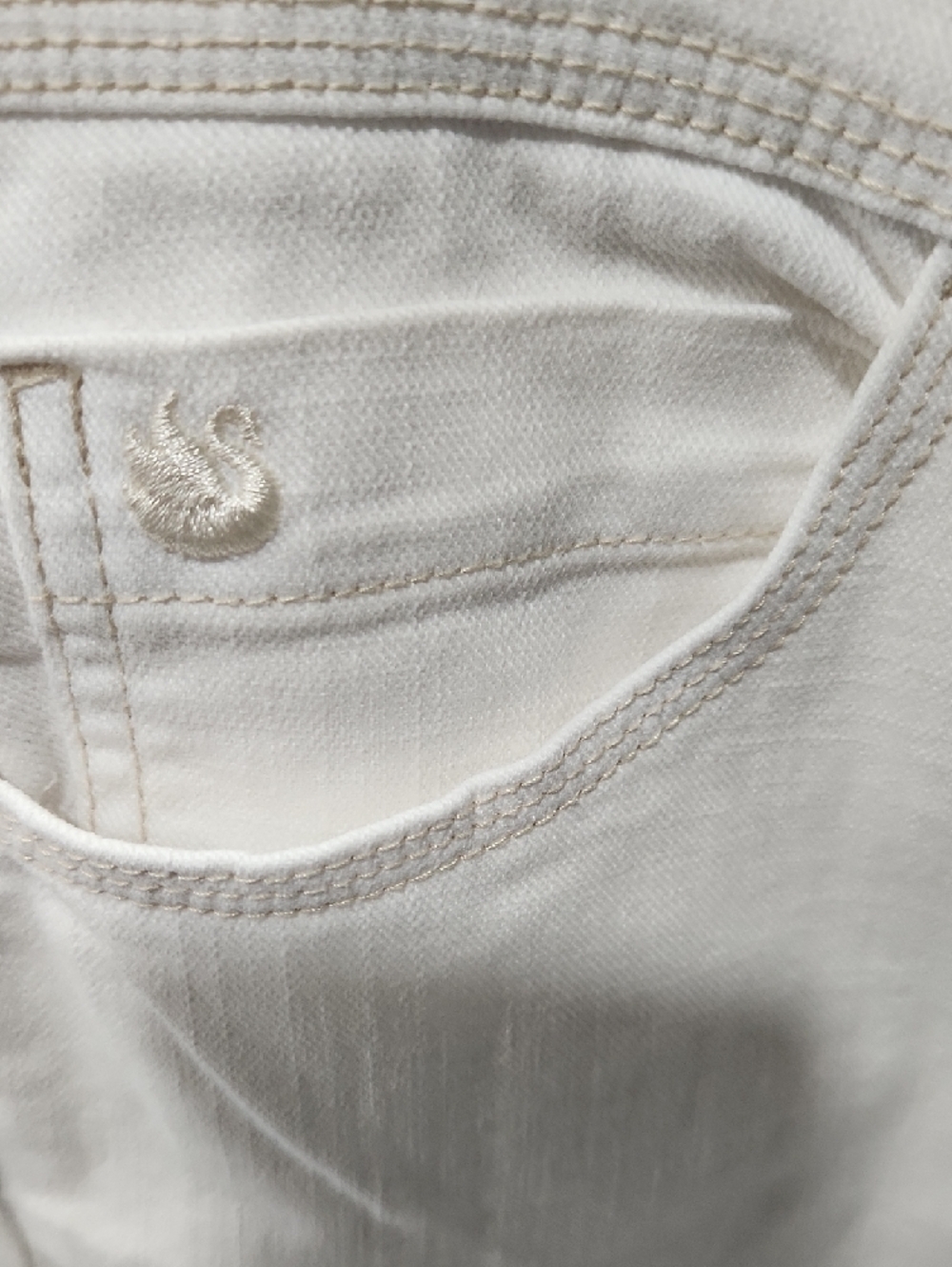 Gloria Vanderbilt White Embroidered Capri Jeans - Picture 5 of 11